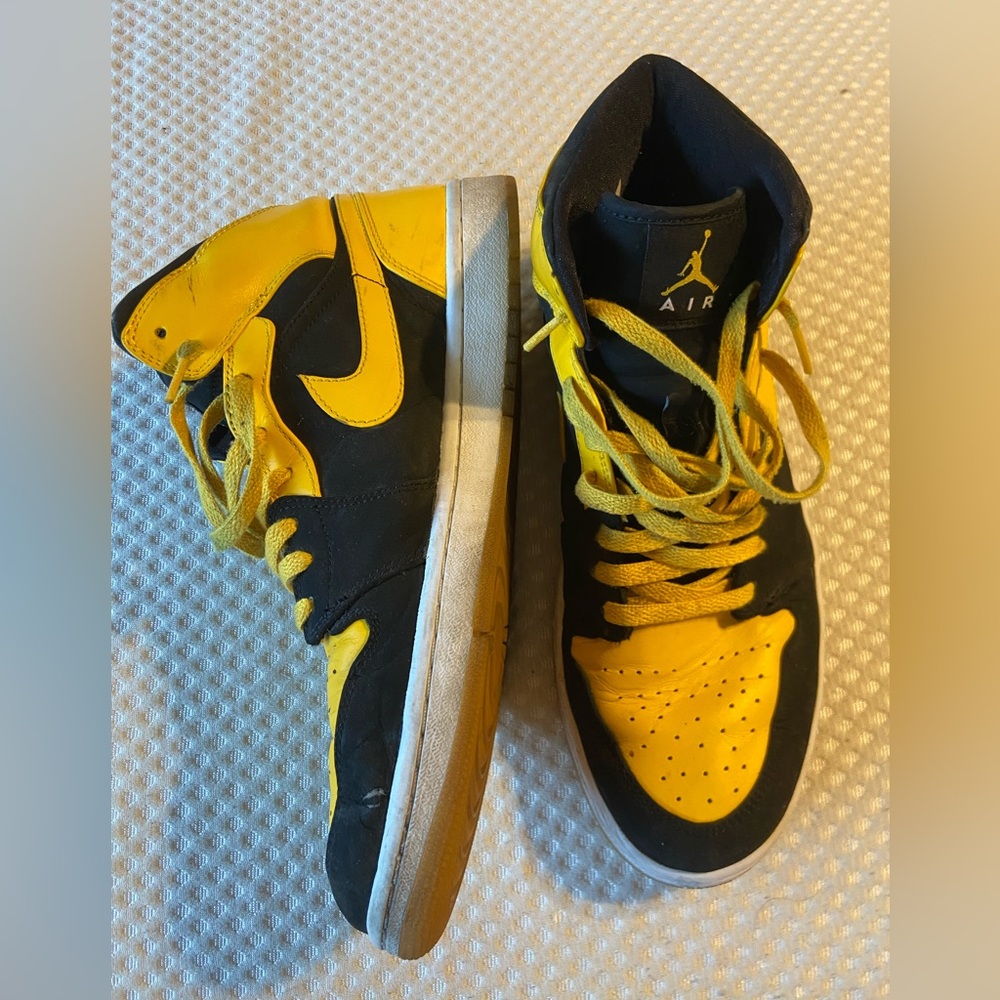 Kids High-Top Sneakers - Black and Yellow